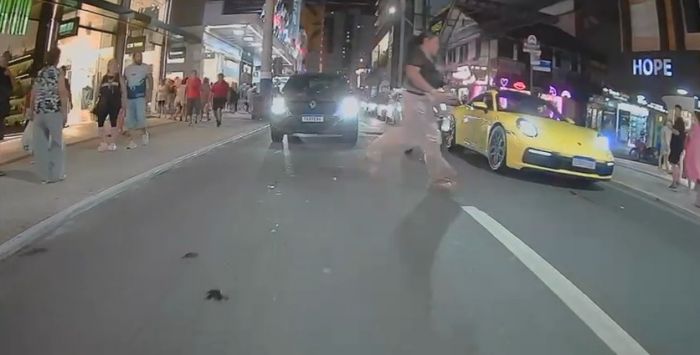 A mulher tentou cruzar a avenida fora da faixa (Foto: Reprodução/BC Trânsito)