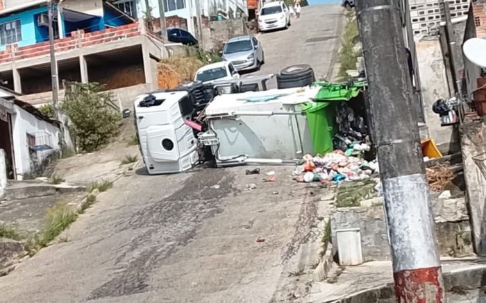 Caminhão tombou durante coleta de lixo (Foto: Leitor)