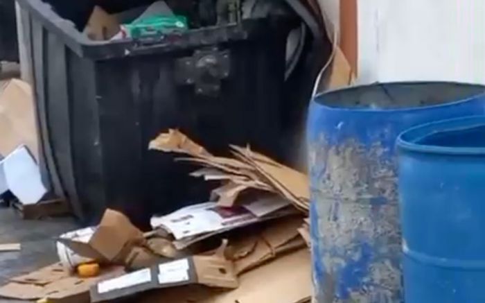 Descarte irregular nos fundos de restaurante revolta moradores (Foto: Leitores)