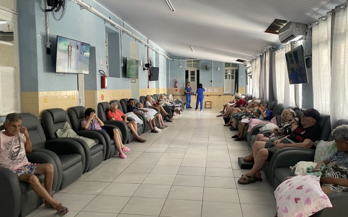 Visitas da comunidade ajudam a deixar a rotina dos moradores mais alegre 
(fotos: Camila Diel)