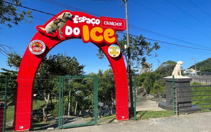 Depois de cinco meses, placa e letreiro do Espaço do Ice são recolocados (Foto: João Batista/Reprodução)
