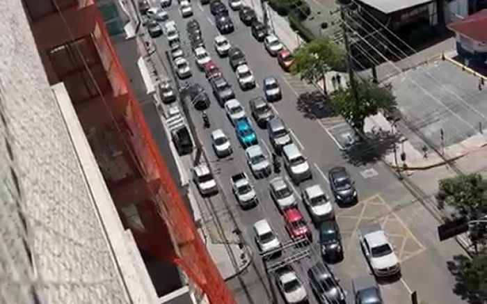 Motoristas desviam por dentro da Meia Praia e congestionam avenidas do bairro