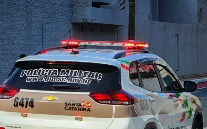 Homem foi socorrido após ser esfaqueado no pescoço durante confusão em Itajaí (Foto: Arquivo)