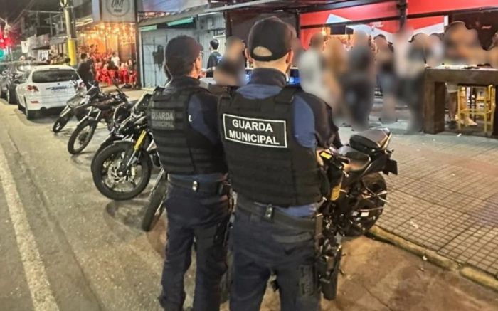 Estabelecimento foi interditado por vender bebidas falsificadas e fogos de artifício de forma irregular em Itajaí (Foto: Divulgação/Secom)