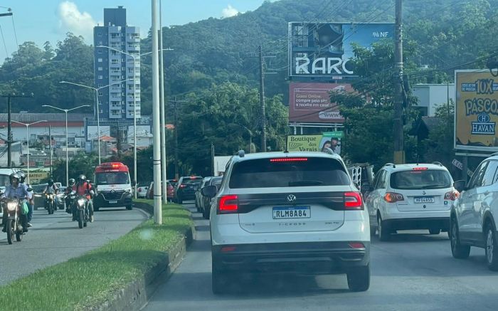 Filas se formaram na subida e descida do morro (Foto: João Batista)