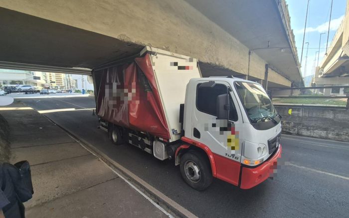 Caminhão não respeitou a altura máxima do trecho e entalou (Foto: Divulgação/AutarquiaBC)