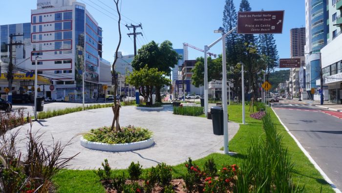 Projeto contemplou asfalto, ciclovia, calçadas e praça (Foto: João Batista)
