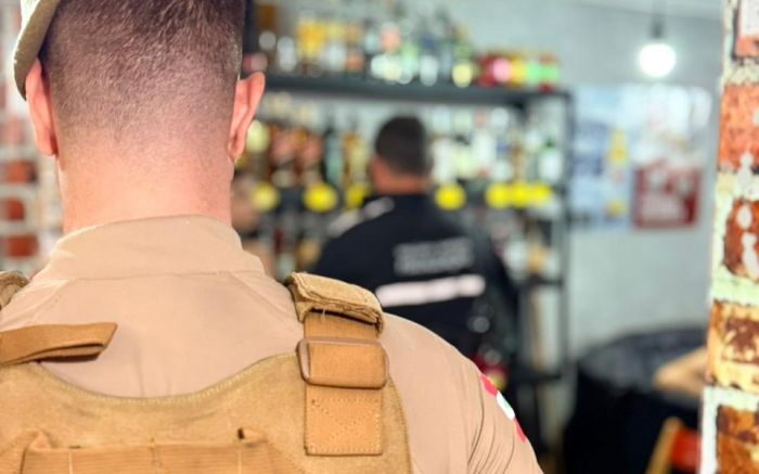 Operação da PM teve prisões, fiscalizações e interdição de estabelecimento em Itajaí (Foto: Reprodução 1ºBPM)