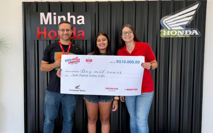 Com café da manhã, champanhe e muita emoção, a jovem recebeu o prêmio durante a surpresa organizada pela equipe da concessionária (Foto: Gabi Rudolf)