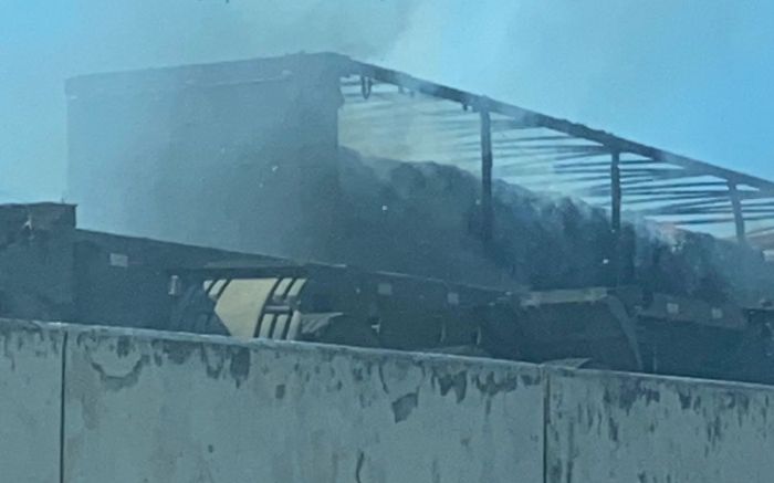 Caminhão pegou fogo e bloqueou o trânsito na BR 101 em Itajaí (Foto: Reprodução)