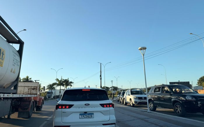 As filas entre Itajaí e Navegantes chegam a até 3 km em frente à rótula da Portonave (Foto: Reprodução)