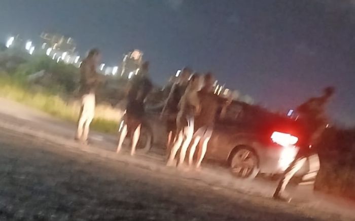 Autor do flagrante tirou uma foto, já no escuro, a qual revela que pelo menos três policias fizeram a abordagem. Foto Divulgação / Internauta.