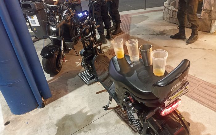 Grupo de 10 homens estava bebendo na esquina da avenida Brasil e incomodando moradores (Foto: Divulgação/GMBC)