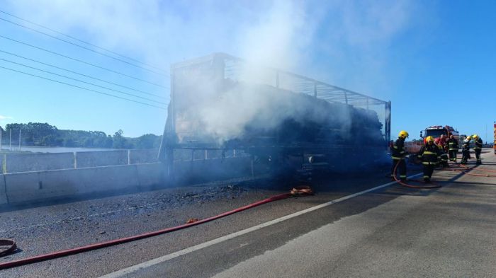 Pista só foi totalmente liberada às 23h45 (Foto: Divulgação/CBMSC)