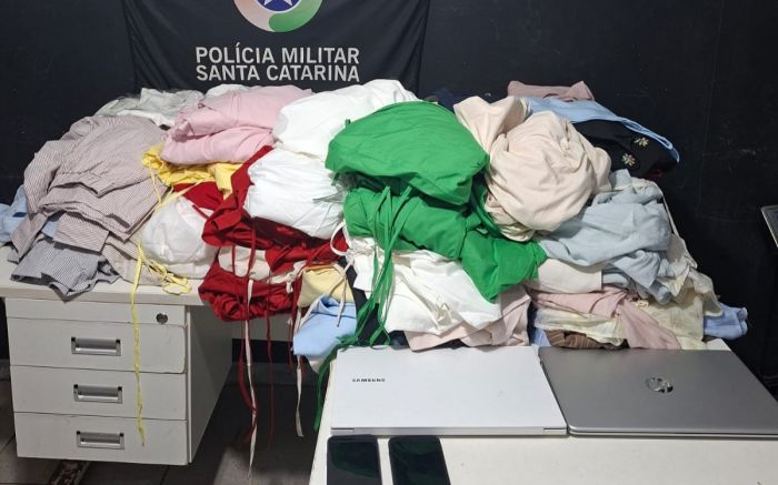 Mulher foi presa em uma loja no São Vicente (Foto: Divulgação/PMSC)