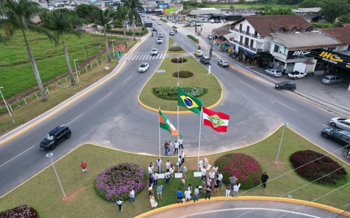 Hasteamento das bandeiras deu início à programação de niver (Foto: Divulgação)
