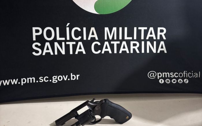Ele usou um revólver calibre 38 para atirar contra o carro (Foto: Divulgação/BPM)