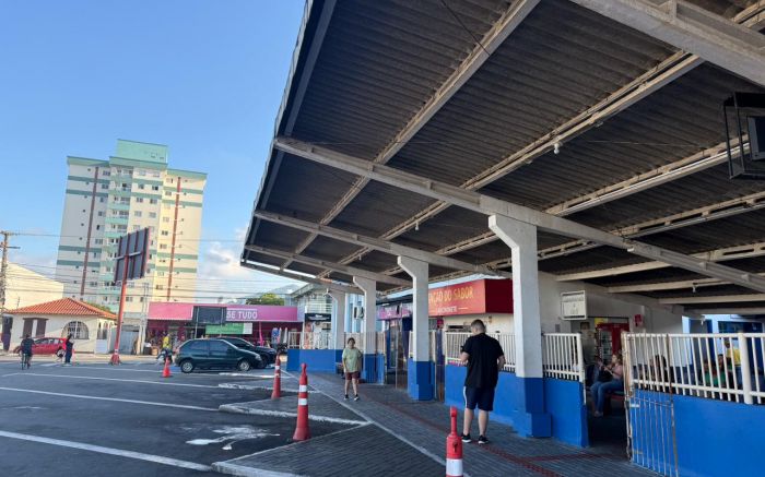 Moradores reclamam da falta de opções de viagem e da dificuldade para embarcar na rodoviária de Navegantes (Foto: Gabi Rudolf)