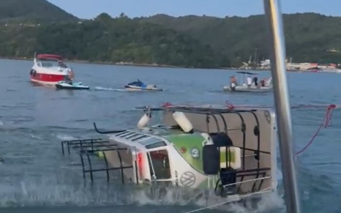 Embarcações ajudaram a desvirar a Kombi aquática no Caixa d’Aço (Foto: Reprodução)