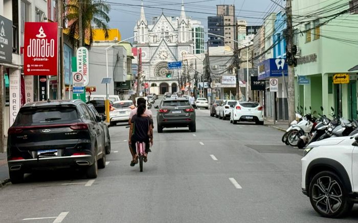 Ciclistas reclamam da falta de espaço seguro em ruas de Itajaí (Foto: Gabi Rudolf)