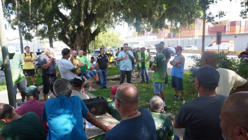 Ato no porto reuniu cerca de 200 pessoas e contou com apoio de portuários