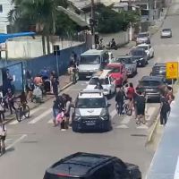 Pai de aluno para em vaga para PCD, faz confusão com a GM e acaba preso