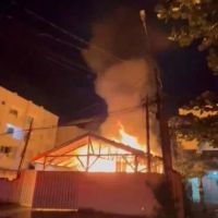 Moradores de Itajaí pedem ajuda após casa ser destruída por incêndio