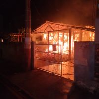 Incêndio destrói casa em reforma no centro