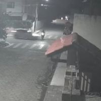 Menor é arremessado de scooter em batida no centro