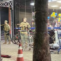 Homem passa mal e morre na saída de mercado