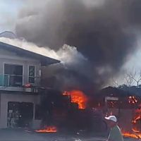 Quatro morrem após queda de avião sobre restaurante