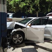 Audi bate em poste na Atlântica e motorista recusa bafômetro