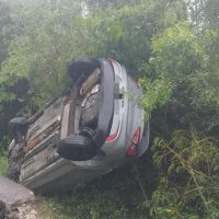 Carro sai da pista na avenida Rodesindo Pavan