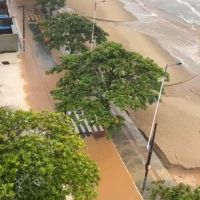 Chuva tinge mar de laranja e assusta moradores em Cabeçudas