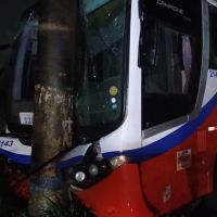 Ônibus derrapa em óleo e bate em poste
