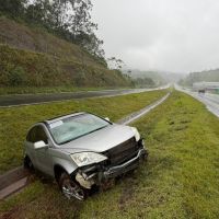 Carro sai da pista na BR 470