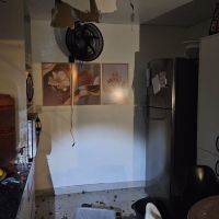 Carro no rio, rocha caída e fios energizados causam caos em BC