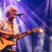 Sextou tem Renato Teixeira com show gratuito em Navega