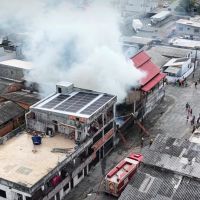 Casa de madeira é destruída por incêndio