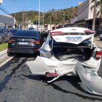 Batida destrói traseira de carro na Osvaldo Reis