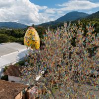 Atrações gigantes da Osterfest seguem abertas até o fim do mês