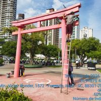 Portal japonês é repintado em Itajaí, mas cor desbota e obra vira alvo de críticas
