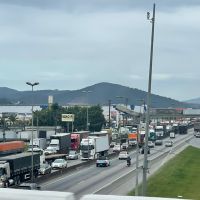 Trânsito trava BR 101 e complica manhã em Itajaí