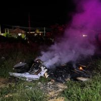 Homem descarta móveis velhos em terreno baldio e causa incêndio em Ilhota