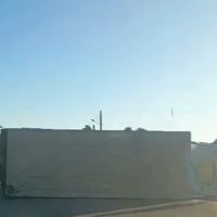 Caminhão tomba e trava BR 101 em Porto Belo