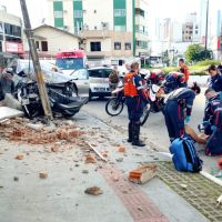 Motorista bate em muro e poste e fere pedestre