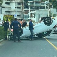 Carro capota perto da Beira Rio e motorista fica ferido em Itajaí