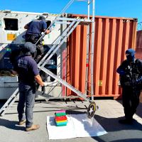 Traficantes escondem cocaína em carga de peito de frango