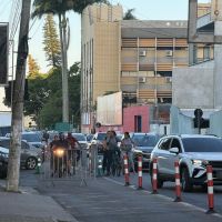 Ferry boat travado nos dois lados do rio