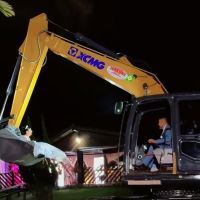 Noiva chega ao casamento de escavadeira e viraliza nas redes